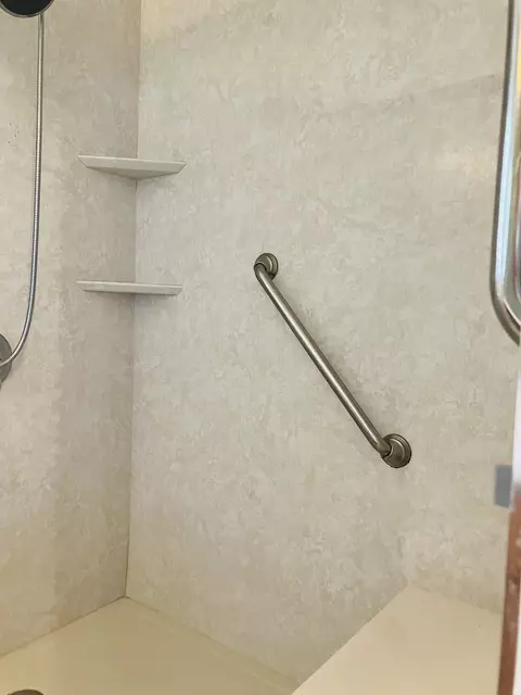 Bath - 104 Brookview Ct, Springfield, TN 37172 photo 2 of 3