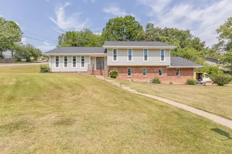 1003 Brynewood Park Dr, Hixson, TN 37343