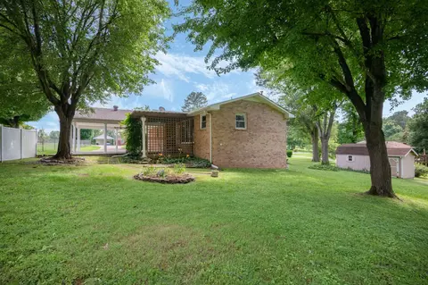 Exterior - 305 E Overhill Dr, Dickson, TN 37055 photo 10 of 18