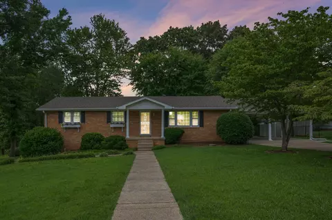 Exterior - 305 E Overhill Dr, Dickson, TN 37055 photo 2 of 18