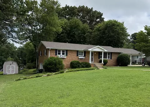 Exterior - 305 E Overhill Dr, Dickson, TN 37055 photo 4 of 18