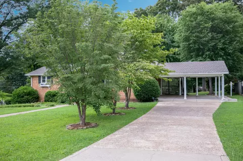 Exterior - 305 E Overhill Dr, Dickson, TN 37055 photo 5 of 18