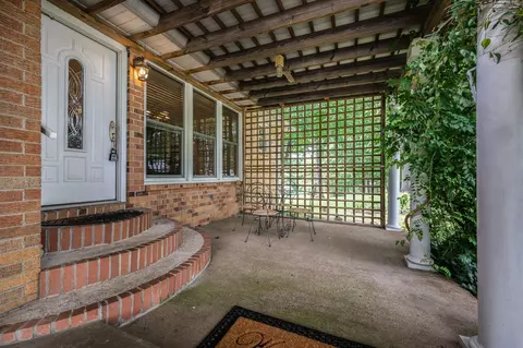 Exterior - 305 E Overhill Dr, Dickson, TN 37055 photo 9 of 18
