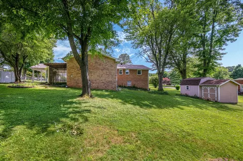 Exterior - 305 E Overhill Dr, Dickson, TN 37055 photo 11 of 18