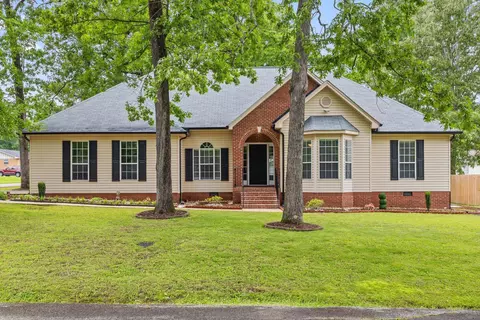 8225 W Lakeside Cir, Hixson, TN 37343