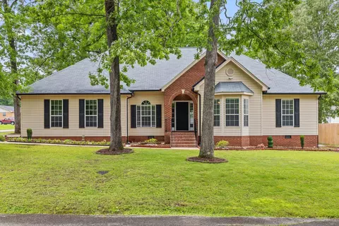 8225 W Lakeside Cir, Hixson, TN 37343