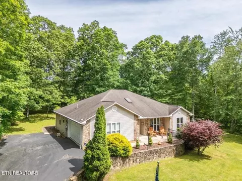 318 Pin Oak Ln, Crossville, TN 38555