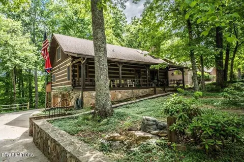 36 Pineridge Ct, Crossville, TN 38558