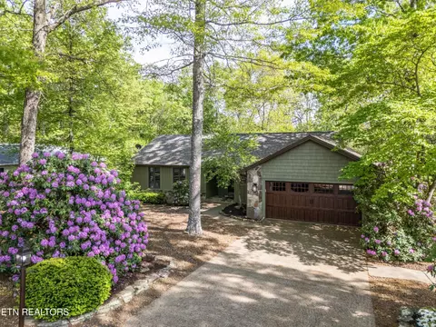 221 Lakeside Dr, Crossville, TN 38558