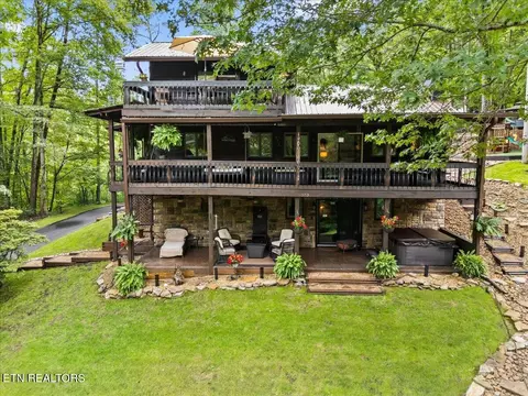 573 Hilltop Dr, Jacksboro, TN 37757