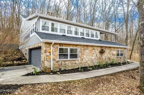 108 Barrington Dr, Oak Ridge, TN 37830