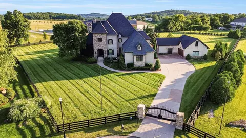 7219 Prairie Falcon Dr, Arrington, TN 37014