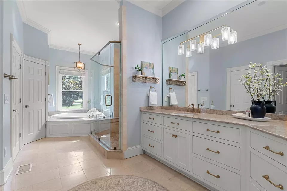 Bath - 234 Pelham Dr, Brentwood, TN 37027 photo 2 of 7