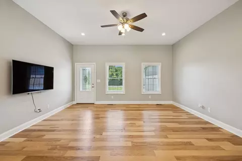 Living - 136 Blue Moon Rd, Dickson, TN 37055 photo 4 of 7
