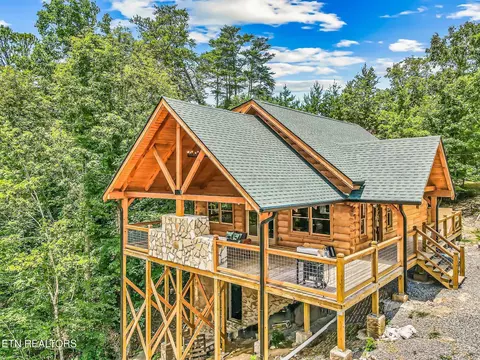 1448 Red Cedar Ln, Sevierville, TN 37876