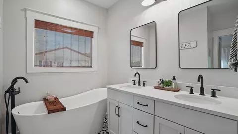 Bath - 211 Claypool Rd, Bethpage, TN 37022 photo 1 of 6
