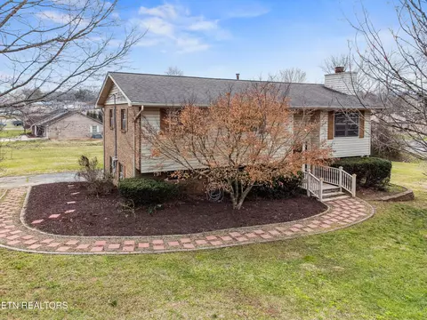 2201 Pinewood Dr, Maryville, TN 37803
