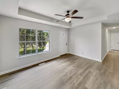 Living - 147 Greystone Dr, Springfield, TN 37172 photo 2 of 4