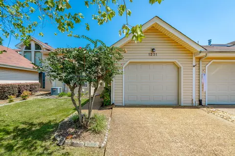 1231 Village Green Dr, Hixson, TN 37343