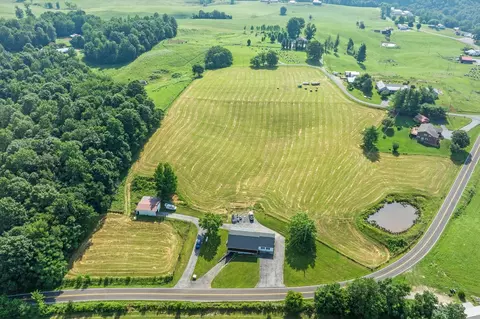 3135 Mullins Rd, Byrdstown, TN 38549