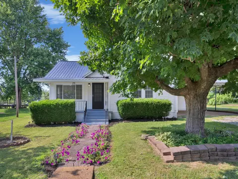 242 Long St E, Mcewen, TN 37101