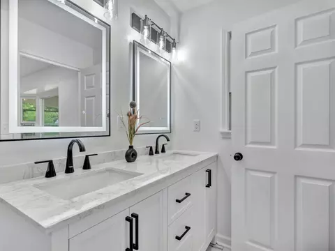 Bath - 242 Long St E, Mcewen, TN 37101 photo 4 of 4