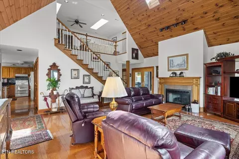 Living - 802 Stonegate Way, Townsend, TN 37882 photo 2 of 4