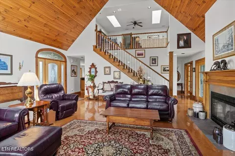 Living - 802 Stonegate Way, Townsend, TN 37882 photo 1 of 4