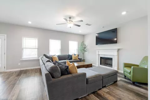 Living - 509 Eagleview Dr, Eagleville, TN 37060 photo 2 of 2