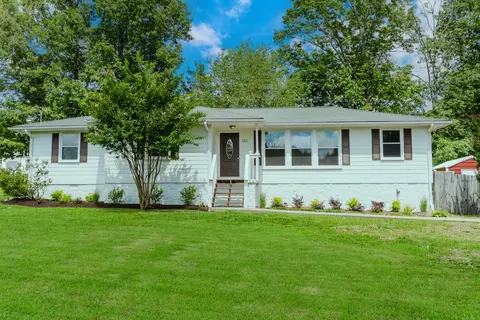 143 Bishop Ln, Burns, TN 37029