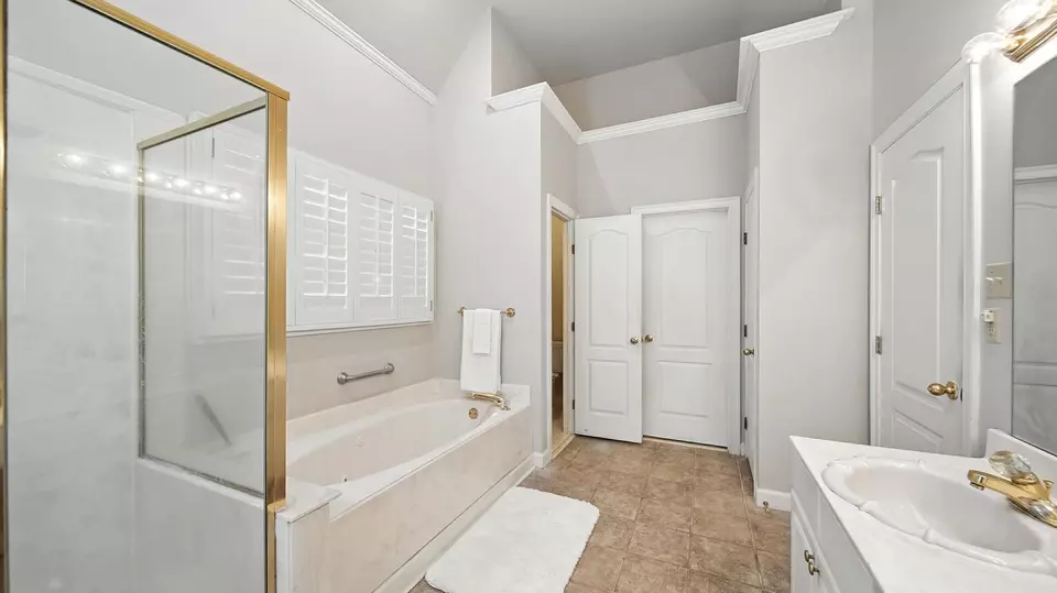 Bath - 1268 Winter Springs Ln, Cordova, TN 38016 photo 2 of 4