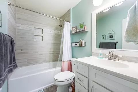 Bath - 509 Iris Ave, Murfreesboro, TN 37128 photo 1 of 2