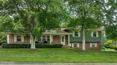 1502 Woodbury Ct, Maryville, TN 37803