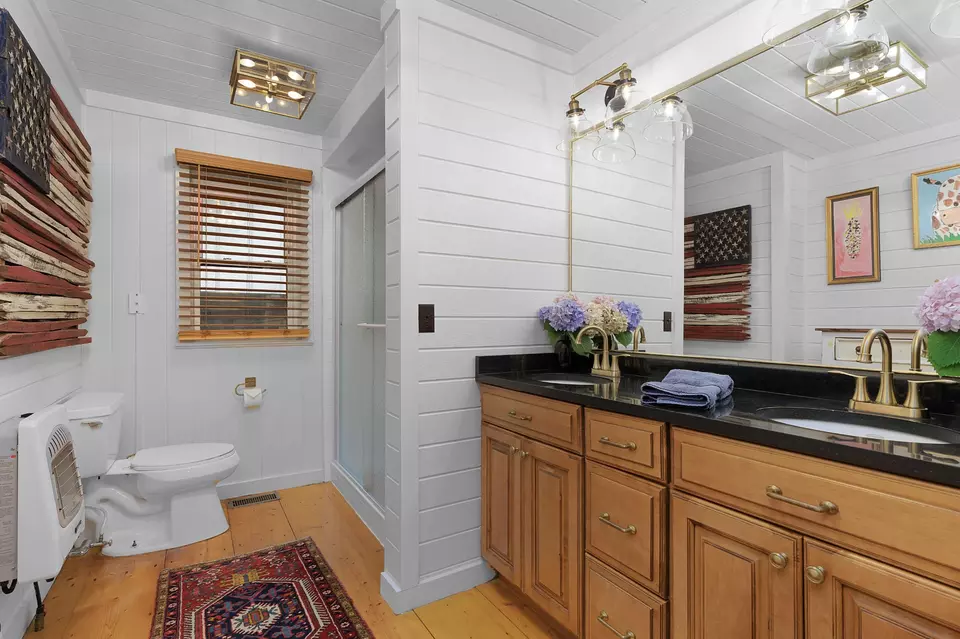 Bath - 1261 S Cedar Ln, Chickamauga, GA 30707 photo 4 of 4