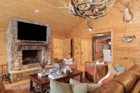 Living - 1261 S Cedar Ln, Chickamauga, GA 30707 photo 2 of 3