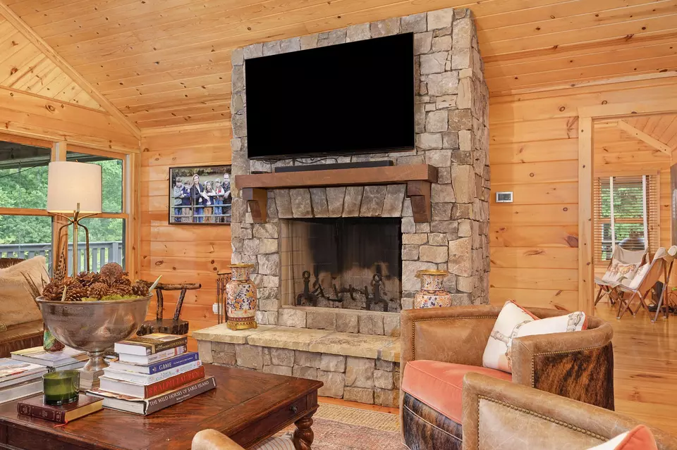 Living - 1261 S Cedar Ln, Chickamauga, GA 30707 photo 3 of 3