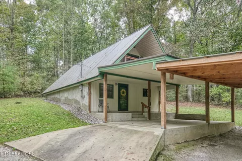 413 Bowman Ln, Crab Orchard, TN 37723