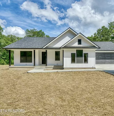 2431 White Horse Dr, Crossville, TN 38572