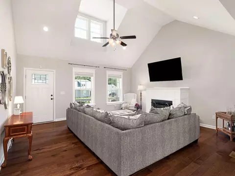 Living - 310 Diane Loop, White Bluff, TN 37187 photo 2 of 4