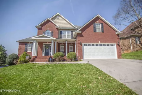 915 Crown Ridge Ln, Powell, TN 37849