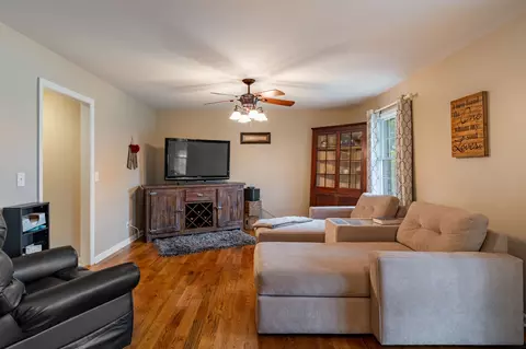 Living - 108 Sam Davis Dr, Springfield, TN 37172 photo 2 of 2
