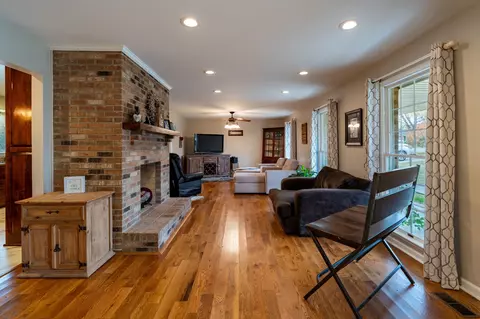 Living - 108 Sam Davis Dr, Springfield, TN 37172 photo 1 of 2