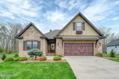 13 Oak Leaf Cir, Crossville, TN 38558
