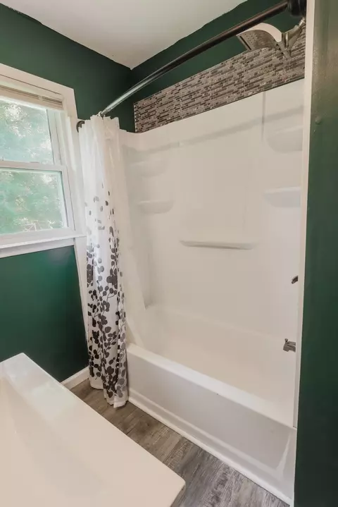 Bath - 2501 Douglas St, Springfield, TN 37172 photo 2 of 2