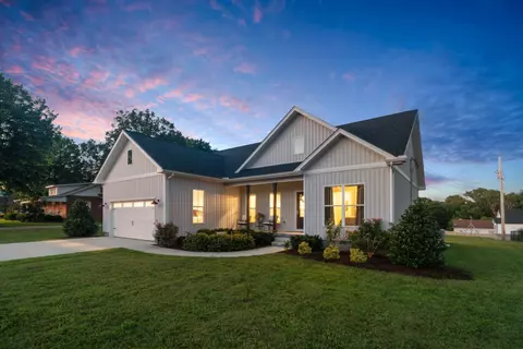 204 Locust St, Mcewen, TN 37101