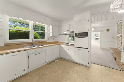 Kitchen - 307 Mary Sharp Dr, Decherd, TN 37324 photo 2 of 3