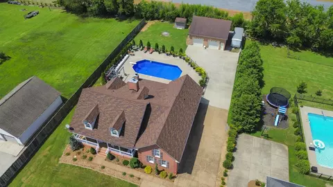 1090 Jenkins Ln, Hendersonville, TN 37075
