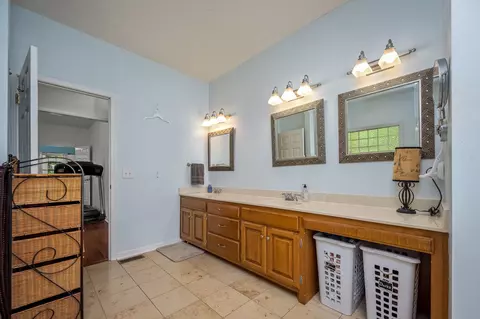 Bath - 702 John Windrow Rd, Eagleville, TN 37060 photo 2 of 7