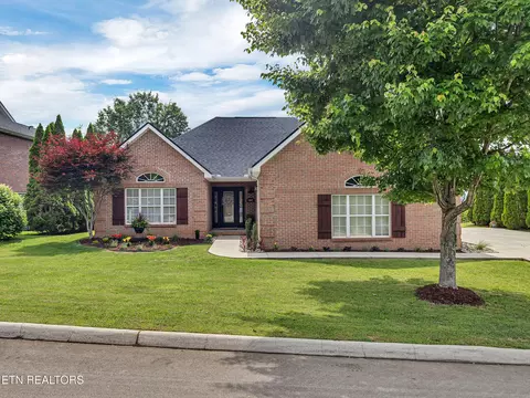 1047 Saint Johns Dr, Maryville, TN 37801
