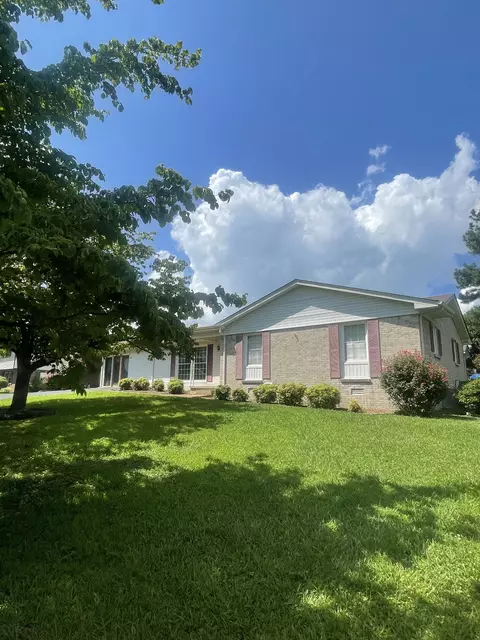 1710 Deer Hollow Dr, Lawrenceburg, TN 38464